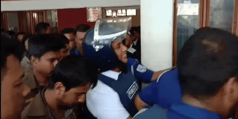 দবিরুল ইসলাম গ্রেপ্তার, পুলিশ ও সাংবাদিকরা উপস্থিত. Channel i News - চ্যানেল আই নিউজ