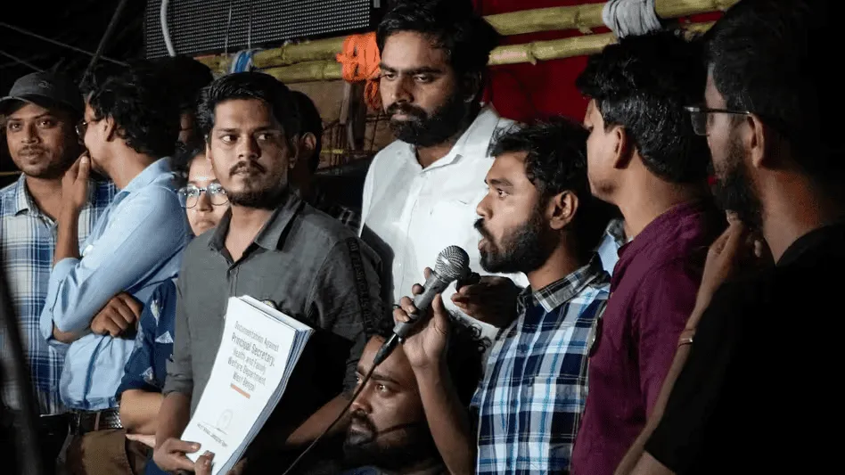 চিকিৎসকদের অনশন প্রত্যাহার নিয়ে আলোচনা করছে পরিবার ও চিকিৎসকরা. Channel i News - চ্যানেল আই নিউজ
