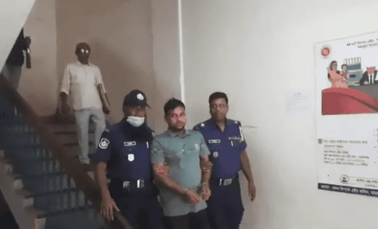 আদালত প্রাঙ্গণে স্বামীর মৃত্যুদণ্ডপ্রাপ্ত আসামি ও পুলিশ সদস্যরা. Channel i News - চ্যানেল আই নিউজ