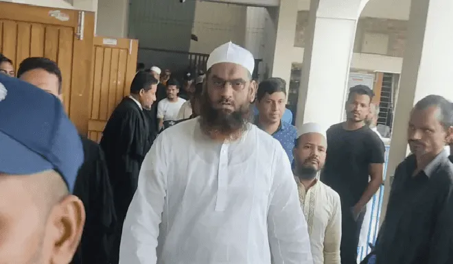 মামুনুল হকসহ অন্যান্য ব্যক্তিরা আদালত ভবনে উপস্থিত. Channel i News - চ্যানেল আই নিউজ