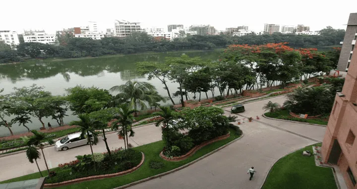 ঢাকার বাতাসের মান মাঝারি, শহরের পার্কে মানুষ ও গাছের দৃশ্য. Channel i News - চ্যানেল আই নিউজ