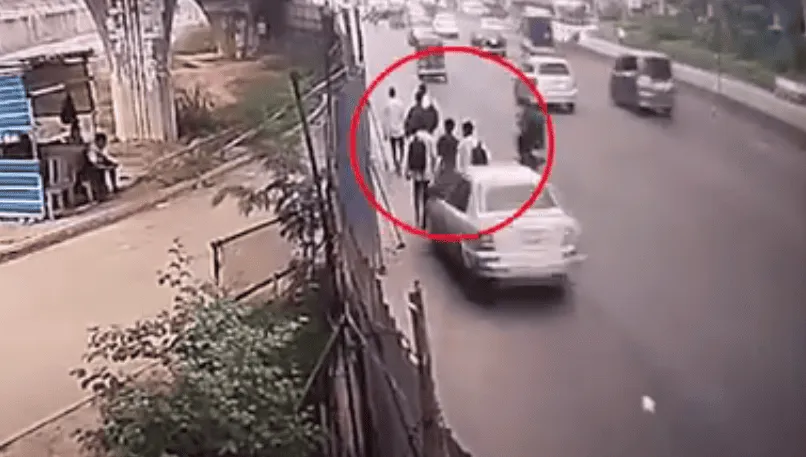 রাজধানীতে শিক্ষার্থীদের ওপর প্রাইভেটকারের আঘাতের দৃশ্য. Channel i News - চ্যানেল আই নিউজ