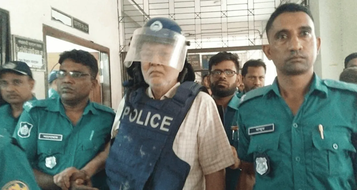 অভিযুক্ত ব্যক্তি রিমান্ডে, পুলিশ সদস্যরা পাশে দাঁড়িয়ে. Channel i News - চ্যানেল আই নিউজ