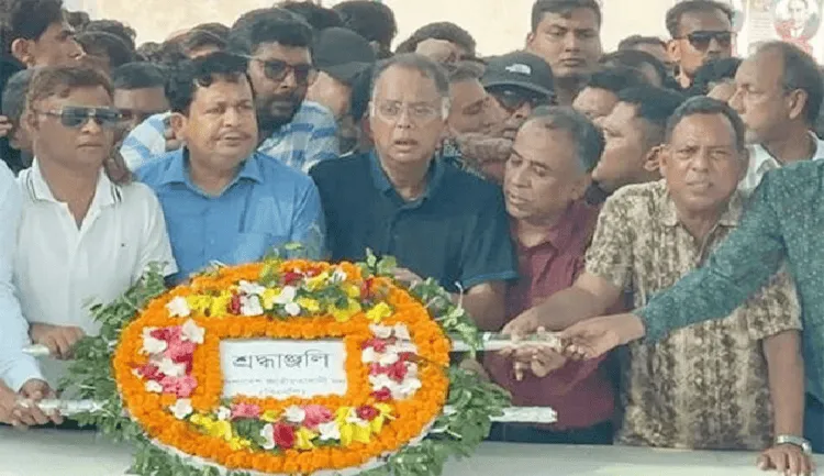 ইকবাল হাসান মাহমুদ টুকু সহ অন্যান্য নেতারা ফুলের মালা অর্পণ করছেন. Channel i News - চ্যানেল আই নিউজ