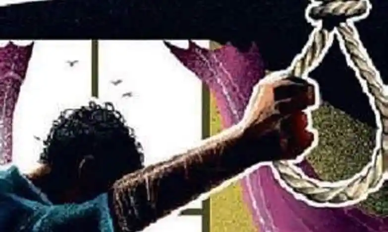 আত্মহত্যার জন্য ফাঁস লাগানোর প্রস্তুতি নিচ্ছে একজন ব্যক্তি. Channel i News - চ্যানেল আই নিউজ