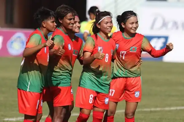 বাংলাদেশ নারী ফুটবল দলের খেলোয়াড়রা মাঠে উল্লাসে উদযাপন করছে. Channel i News - চ্যানেল আই নিউজ
