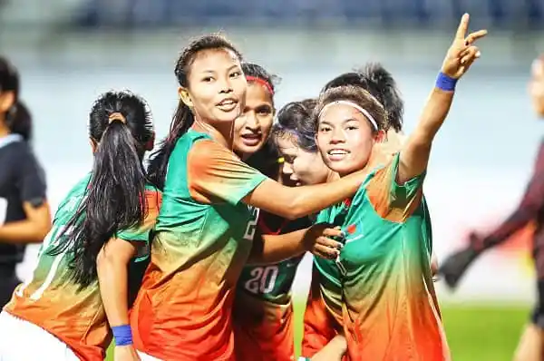 বাংলাদেশ নারী ফুটবল দলের খেলোয়াড়রা মাঠে উল্লাস করছে. Channel i News - চ্যানেল আই নিউজ