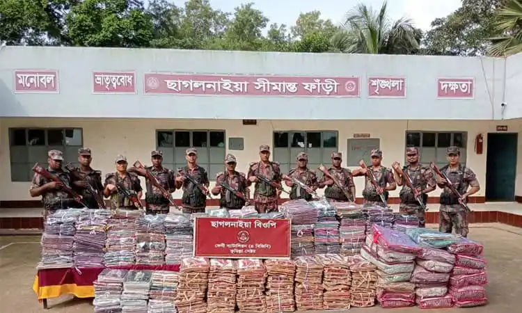বিজিবি সদস্যরা সীমান্তে ভারতীয় মালামাল জব্দের জন্য অভিযান চালাচ্ছে. Channel i News - চ্যানেল আই নিউজ