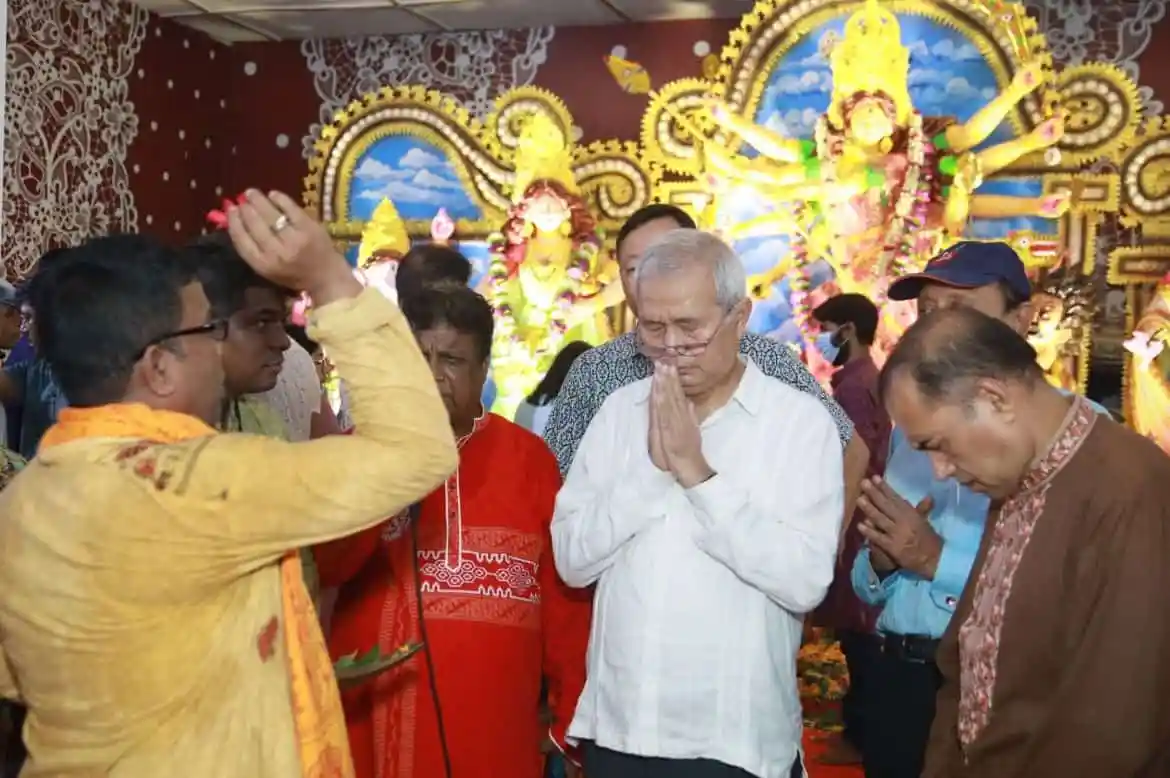 উপদেষ্টা সুপ্রদীপ চাকমা বৈদিক পূজা ও আচার অনুষ্ঠানে অংশগ্রহণ করছেন. Channel i News - চ্যানেল আই নিউজ
