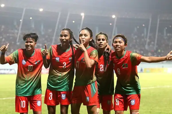 বাংলাদেশ নারী ফুটবল দলের খেলোয়াড়রা জয়ের উদযাপন করছে. Channel i News - চ্যানেল আই নিউজ