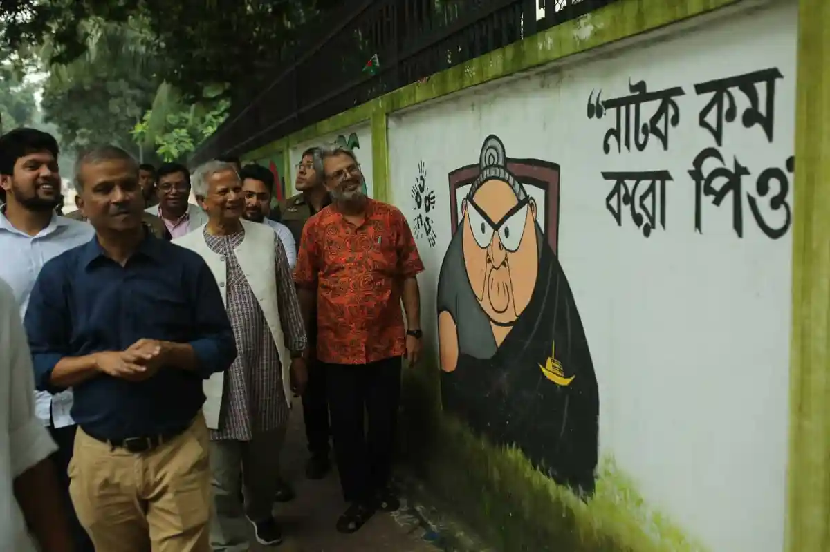 ঢাকা বিশ্ববিদ্যালয়ে গ্রাফিতি দেখছেন শিক্ষার্থী ও দর্শক. Channel i News - চ্যানেল আই নিউজ