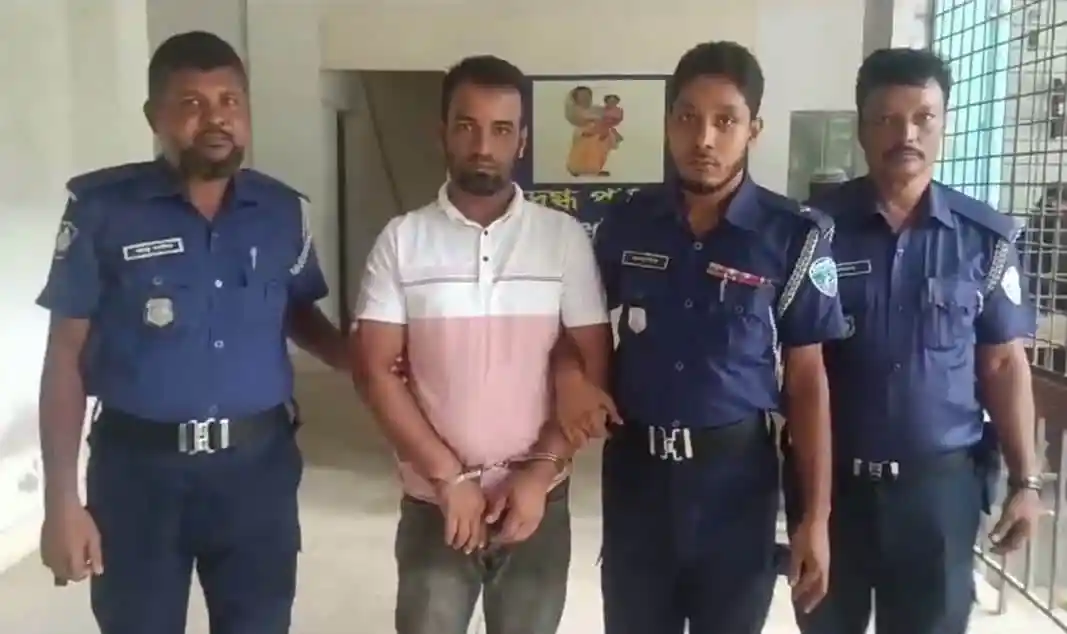 নিরাপত্তা বাহিনীর সদস্যরা একজন ব্যক্তিকে আটক করেছে।. Channel i News - চ্যানেল আই নিউজ