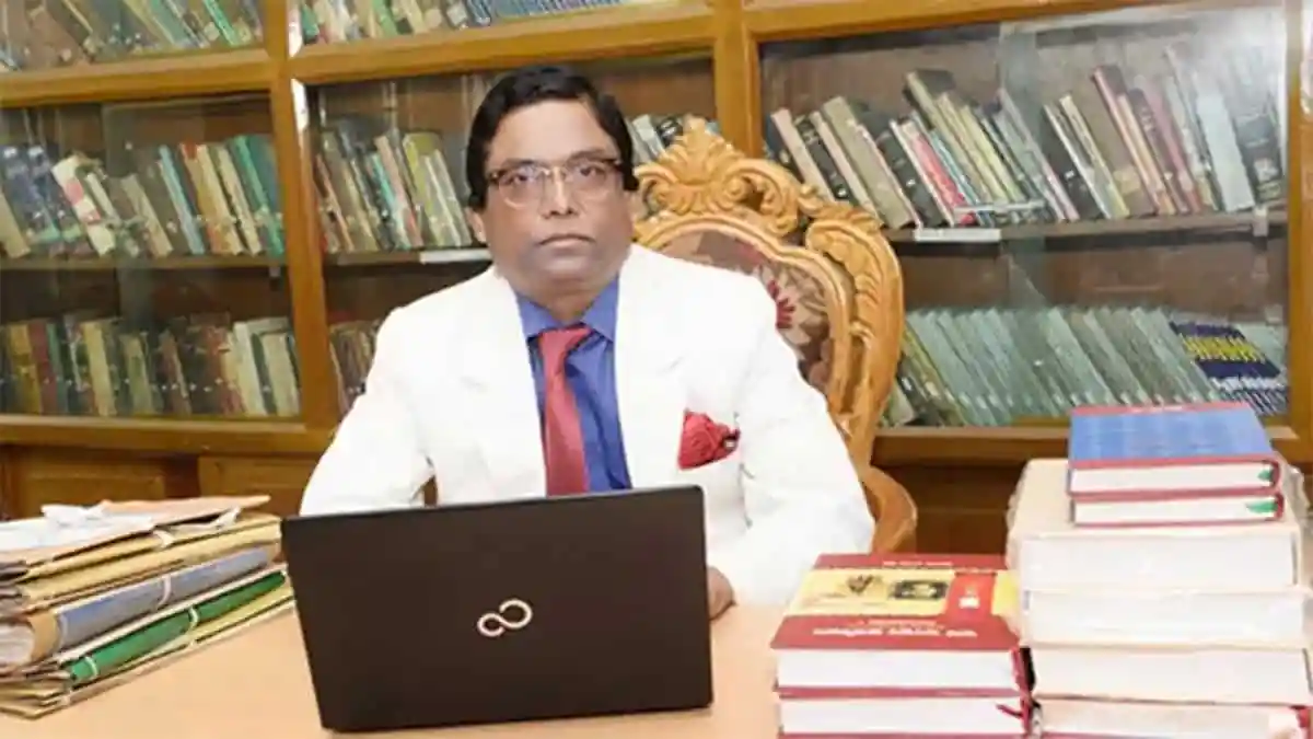 সুধাংশু বসে আছেন অফিসে, বই ও ফাইলের মাঝে. Channel i News - চ্যানেল আই নিউজ