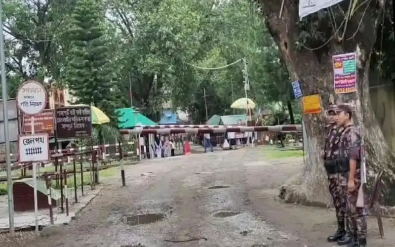 হিলি বন্দরে বন্ধের কারণে যানবাহন ও যাত্রীরা অপেক্ষমাণ. Channel i News - চ্যানেল আই নিউজ