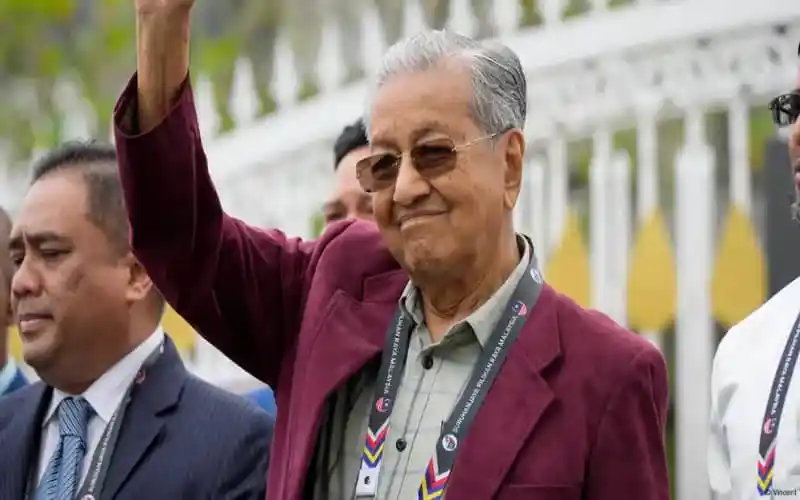 প্রাক্তন মালয়েশীয় প্রধানমন্ত্রী হাসপাতালে ভর্তি, হাসিমুখে ছবি. Channel i News - চ্যানেল আই নিউজ