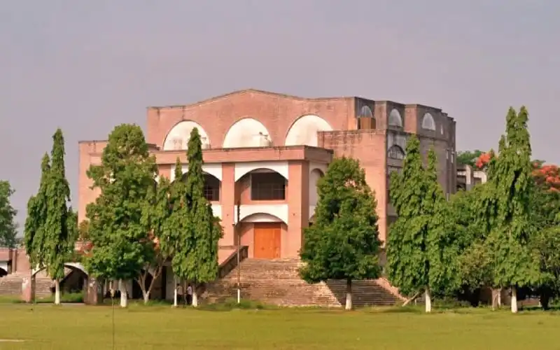 ইসলামী বিশ্ববিদ্যালয়ের প্রধান ভবন, সবুজ গাছপালা ও খোলা মাঠের মাঝে অবস্থিত. Channel i News - চ্যানেল আই নিউজ