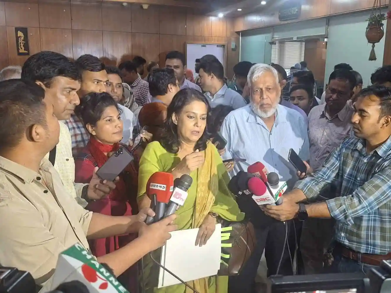 বাংলাদেশের একজন নারী নেতা সংবাদ সম্মেলনে বক্তব্য দিচ্ছেন।. Channel i News - চ্যানেল আই নিউজ