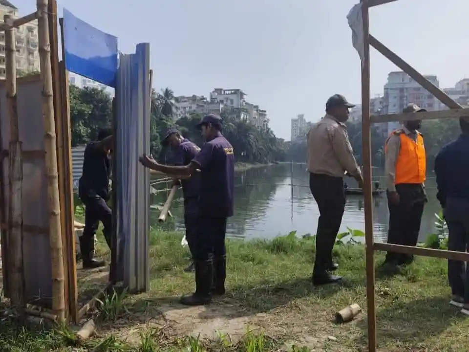 গুলশান লেকের অবৈধ স্থাপনা উচ্ছেদ কার্যক্রম, পুলিশ ও স্থানীয় প্রশাসন উপস্থিত. Channel i News - চ্যানেল আই নিউজ