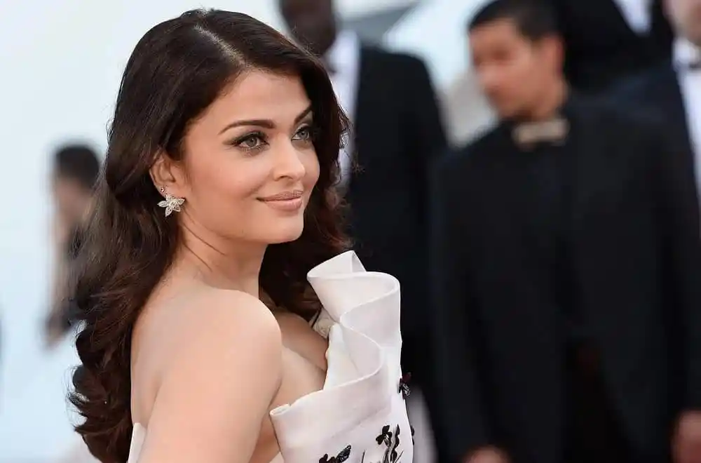ঐশ্বরিয়া সুন্দর পোশাক পরা, ক্যামেরার দিকে তাকানো ছবি. Channel i News - চ্যানেল আই নিউজ