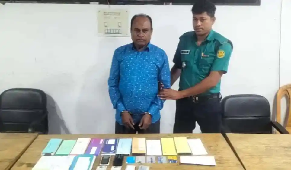 প্রতারণার অভিযোগে গ্রেফতার ব্যক্তি ও তার কাছ থেকে উদ্ধারকৃত মোবাইল ও কার্ড. Channel i News - চ্যানেল আই নিউজ