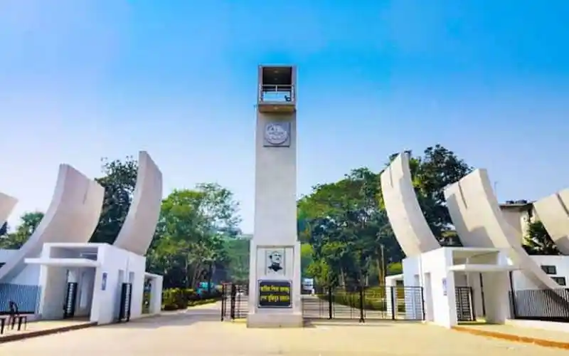 কুমিল্লা বিশ্ববিদ্যালয় ক্যাম্পাসের প্রধান প্রবেশদ্বার. Channel i News - চ্যানেল আই নিউজ