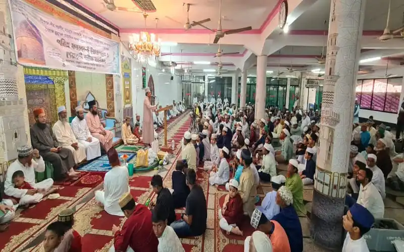 বাংলাদেশের একটি মসজিদে ধর্মীয় অনুষ্ঠানে মুসল্লিরা অংশগ্রহণ করছে. Channel i News - চ্যানেল আই নিউজ