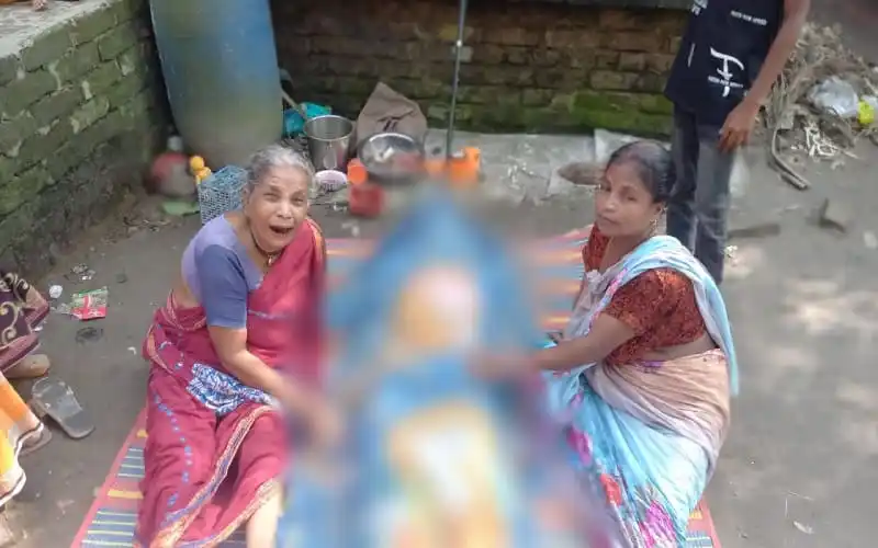দুর্ঘটনায় আহত এক কলেজ ছাত্রকে হাসপাতালে নিয়ে যাচ্ছে পরিবার. Channel i News - চ্যানেল আই নিউজ