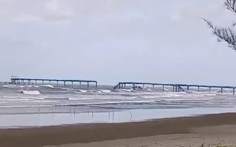ইনানীতে নৌবাহিনীর জেটি ভেঙে দুই ভাগ, সমুদ্রের ঢেউ ও ধ্বংসাবশেষ দেখা যাচ্ছে. Channel i News - চ্যানেল আই নিউজ