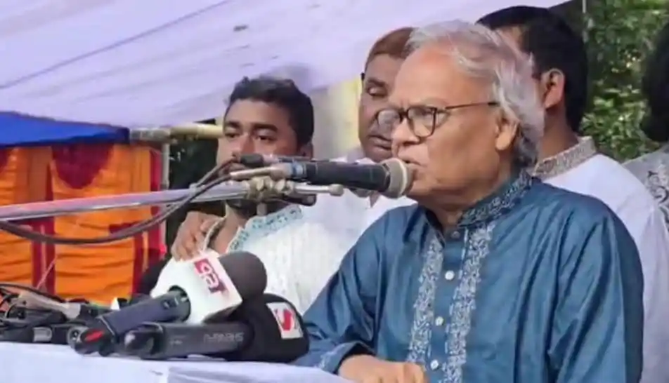 রিজভী জনসম্মুখে ভাষণ দিচ্ছেন, বিভিন্ন সংবাদমাধ্যমের ক্যামেরা ও মাইক্রোফোনের সামনে. Channel i News - চ্যানেল আই নিউজ