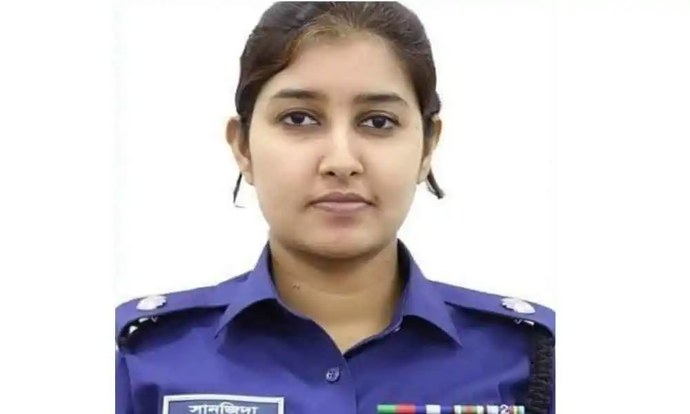 পুলিশের এডিসি সানজিদাসহ কর্মকর্তাদের ছবি, বাংলাদেশ পুলিশ. Channel i News - চ্যানেল আই নিউজ