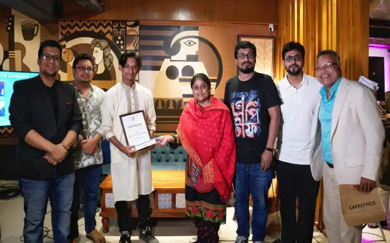 নির্মাতাদের সম্মাননা প্রদান অনুষ্ঠানে অংশগ্রহণকারী ব্যক্তিরা. Channel i News - চ্যানেল আই নিউজ