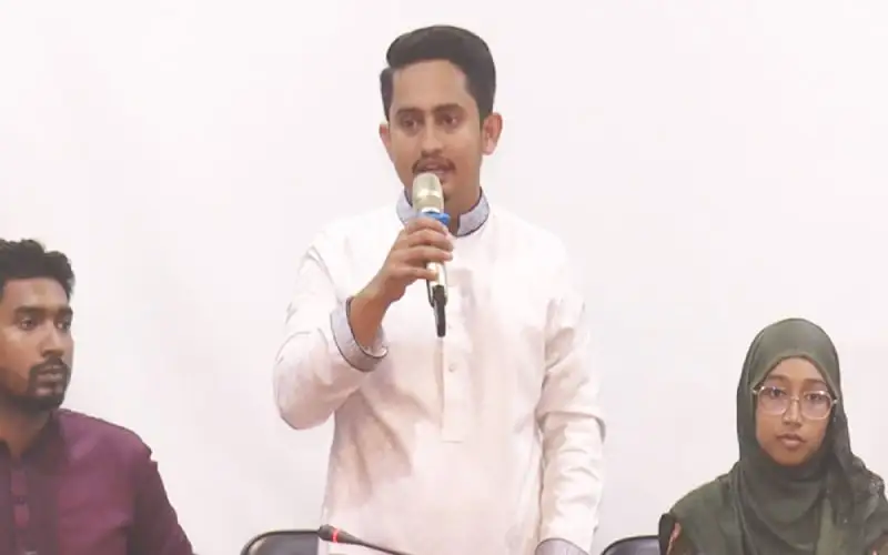 বৈষম্যবিরোধী ছাত্র আন্দোলনের বক্তা মঞ্চে বক্তব্য দিচ্ছেন. Channel i News - চ্যানেল আই নিউজ