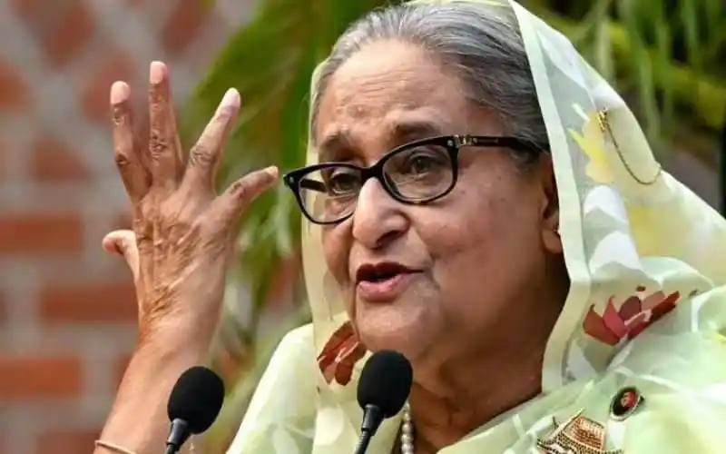 শেখ হাসিনা ভাষণে বক্তৃতা দিচ্ছেন, গ্লাসে চোখের চশমা পরা. Channel i News - চ্যানেল আই নিউজ