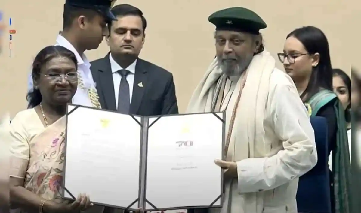 মিঠুন চক্রবর্তী দাদা সাহেব ফালকে পুরস্কার গ্রহণ করছেন. Channel i News - চ্যানেল আই নিউজ