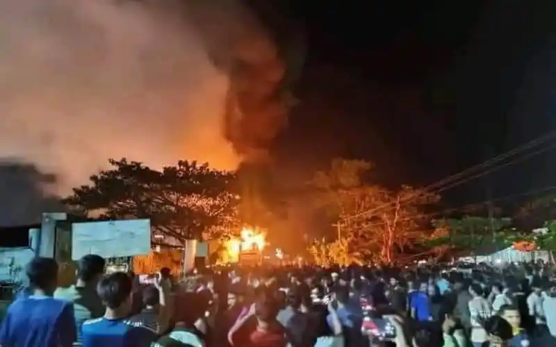 বৃহৎ জনসমাগমের মাঝে অগ্নিকাণ্ডের ঘটনা ঘটেছে, ধোঁয়া ও আগুন দেখা যাচ্ছে. Channel i News - চ্যানেল আই নিউজ