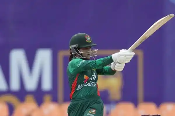 বাংলাদেশের নারী ক্রিকেটার ব্যাটিং করছেন, আন্তর্জাতিক ক্রিকেট ম্যাচে. Channel i News - চ্যানেল আই নিউজ