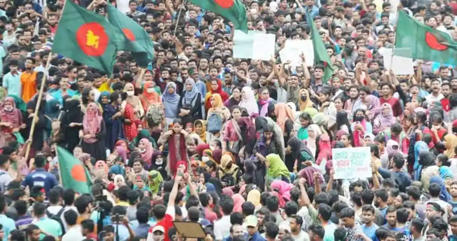 শিক্ষার্থীদের আন্দোলন ও সমাবেশ, বাংলাদেশের জাতীয় পতাকা বহন করছে. Channel i News - চ্যানেল আই নিউজ