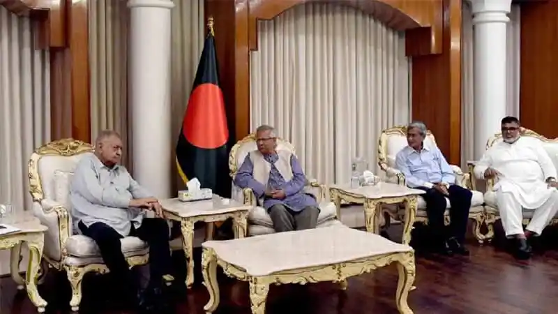প্রধান উপদেষ্টার সঙ্গে ড. কামালের গণফোরাম নেতারা বৈঠক করছেন।. Channel i News - চ্যানেল আই নিউজ