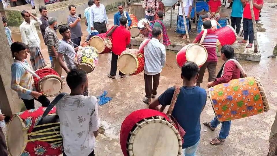 বিভিন্ন বাদ্যযন্ত্রের সাথে একত্রে মানুষদের সংগীত পরিবেশনা. Channel i News - চ্যানেল আই নিউজ