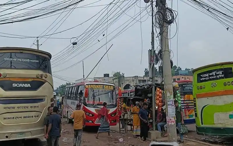 ফরিদপুরে বাস চলাচল বন্ধ, রাস্তায় যানজট ও ভিড়. Channel i News - চ্যানেল আই নিউজ
