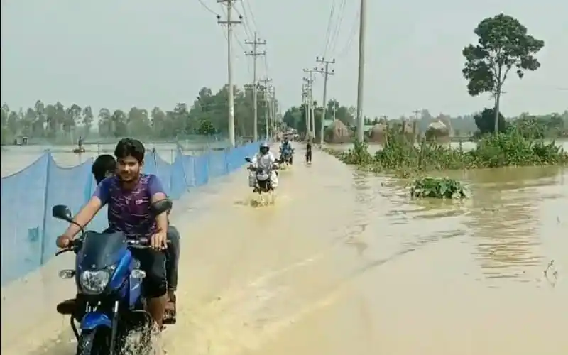শেরপুরে বন্যার পানিতে রাস্তা ডুবে গেছে, মানুষ চলাচল করছে. Channel i News - চ্যানেল আই নিউজ
