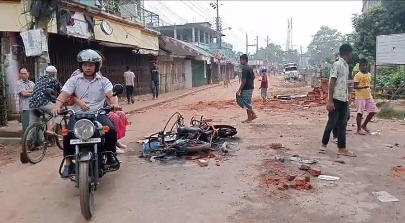 খাগড়াছড়িতে রাস্তায় ধ্বংসাবশেষ ও মানুষজনের চলাচল. Channel i News - চ্যানেল আই নিউজ