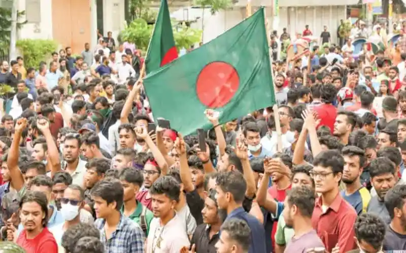 বাংলাদেশের পতাকা হাতে বহুমুখী জনসমাগম. Channel i News - চ্যানেল আই নিউজ