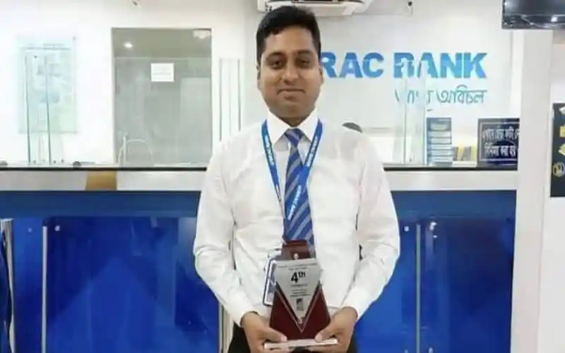 ব্যাংক কর্মকর্তা ট্রাকের ধাক্কায় আহত, হাসপাতালে নেওয়া হচ্ছে. Channel i News - চ্যানেল আই নিউজ