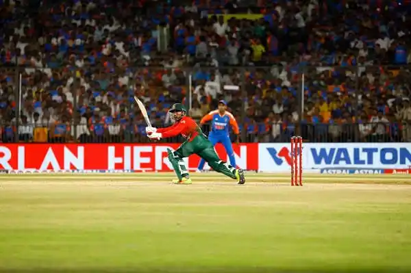 বাংলাদেশের ক্রিকেটার ব্যাটিং করছে, আন্তর্জাতিক ক্রিকেট ম্যাচ. Channel i News - চ্যানেল আই নিউজ