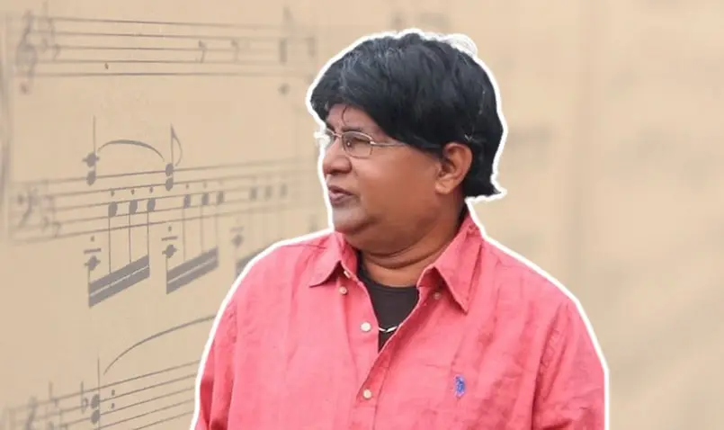 বাংলাদেশের জনপ্রিয় সংগীতশিল্পী মনির কিশোরের ছবি, পটভূমিতে সঙ্গীতের নোটেশন।. Channel i News - চ্যানেল আই নিউজ
