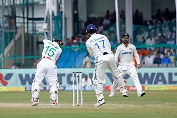বাংলাদেশের ক্রিকেটাররা মাঠে ব্যাটিং ও ফিল্ডিং করছে. Channel i News - চ্যানেল আই নিউজ
