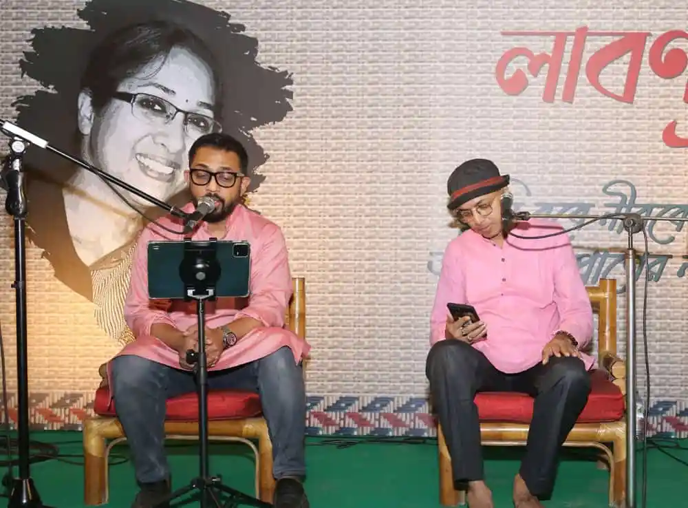 নাফিসের মঞ্চে ফেরার সময়ের ছবি, দুইজন শিল্পী সঙ্গীত পরিবেশন করছেন. Channel i News - চ্যানেল আই নিউজ