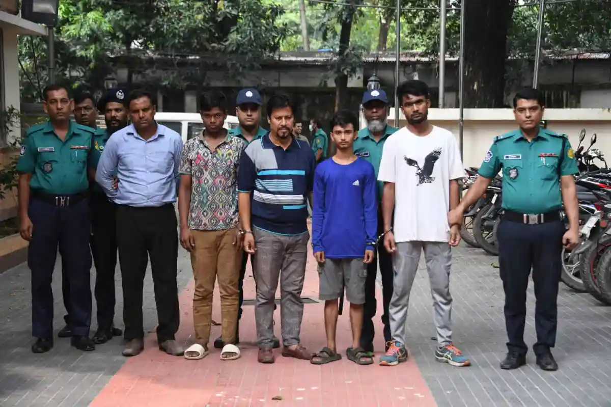 গ্রেপ্তার ৫ জনের ছবি, পুলিশ ও সন্দেহভাজনরা একসঙ্গে দাঁড়িয়ে. Channel i News - চ্যানেল আই নিউজ
