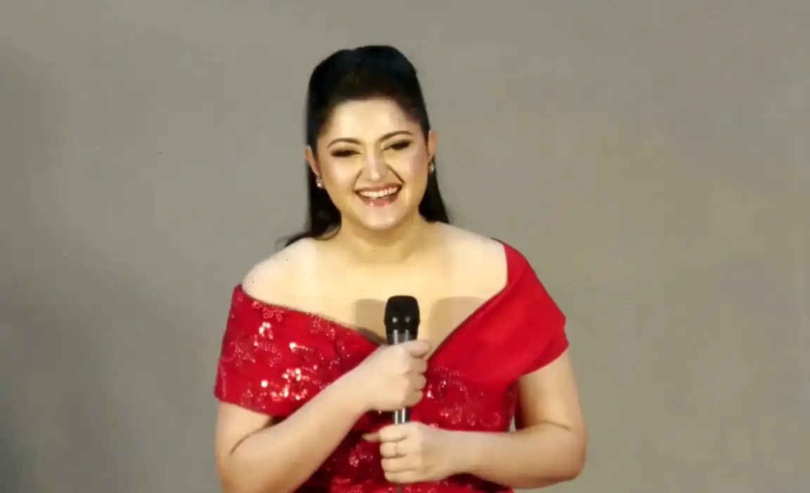 হাস্যোজ্জ্বল মহিলা কণ্ঠশিল্পী মাইক্রোফোন হাতে. Channel i News - চ্যানেল আই নিউজ